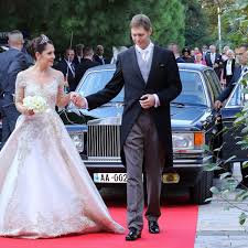 Für dein hochzeitskleid beraten wir dich gern persönlich in unserem brautsalon, um eine emotionale bindung zu deinem hochzeitskleid aufbauen zu können. Elia Zaharia Von Albanien Wunderschones Brautkleid Doch Der Schleier Toppt Alles Bunte De