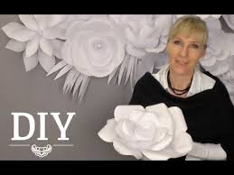 Sie sind ein wunderbares geschenk und mitbringsel und ein perfektes sieh dir an, wie du schnell und einfach wunderschöne diy blumen aus papierservietten basteln kannst. Diy Grosse Papierbluten Wand Aus Kopierpapier Selber Machen Deko Kitchen Youtube
