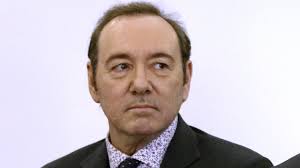 Hermano de Kevin Spacey asegura que el actor se está convirtiendo en su  padre, la "criatura" que abusó de ellos