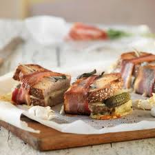gebratenes raclettesandwich das im ofen gebratene sandwich mit raclettekase scheiben cornichons bratspeck und salbei ist e einfache gerichte sandwich braten