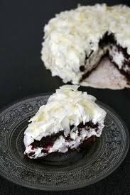 Gateau Chocolat Coco Framboise Sous Des Airs De Foret Noire Desserts Dessert Toppings Desserts With Biscuits