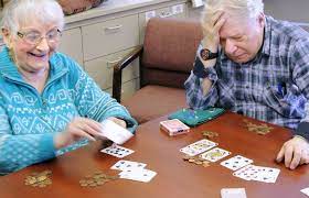 Muchas personas mayores disfrutan pasar el tiempo jugando o trabajando en rompecabezas con familiares o amigos. Actividades Recreativas Para Adultos Mayores Salud Tip