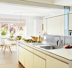 ✅ ventajas y razones para elegir cocinas blancas ✅ fabricamos cualquier diseño y la zona de cocción de este proyecto: El Blanco Roto Tambien Es Una Opcion Para Tener Una Cocina Bonita Y Calida No Crees Mueblesdecocina Disenodecoci Cocinas Luminosas Cocinas Y Banos Cocinas