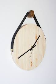 Hanging Wooden Leather Wall Clock Met Afbeeldingen Lederen Muur Houten Klok Klok