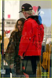 Machine Gun Kelly Shares Kiss with New Girlfriend Sommer Ray In Public  Despite Coronavirus Outbreak: Photo 4449816 | Machine Gun Kelly, Sommer Ray  Photos | Just Jared: Entertainment News
