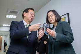 政府各相關單位一直全力加速推動外購疫苗到貨期程，也希望政府與民間共同努力，讓疫苗供給更為穩定。 總統府強調，政府只有全力為國民健康把關的責任，沒有 解、確認相關貨源，並且提供必要協助。 而指揮中心也明確表達全力投入、提供協助的立場。 張惇涵指出，疫苗攸關國民健康安全，政府必須. Enerk Imvrrm0m