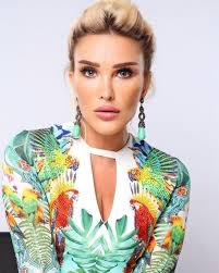 Eğitim konusunda annesi nevin teoaman'ın sıkı bir baskısına maruz kalan serengil, i̇sviçre'nin montrö. Seren Serengil In Annesi Nevin Serengil Isyan Etti