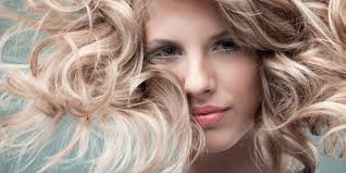 Teindre vos cheveux d'une couleur plus claire. 5 Couleurs De Cheveux Qui Rajeunissent Selon Un Coiffeur