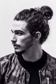 I capelli lunghi vengono valorizzati al meglio sia in acconciature basse ricce che in dolce acconciatura raccolta arruffata per capelli ricci: Tagli Capelli Uomo Lunghi 2018 Capelli Lunghi E Raccolti Barba E Capelli Uomo Uomini Capelli Lunghi Ragazzi Capelli Lunghi