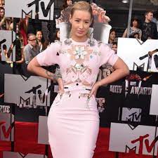 Heading for a zillion thumbing through a billion gotta keep it trillion what is a million? Iggy Azalea Starportrat News Bilder Gala De