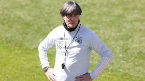 Joachi̇m löw, almanya milli takımı'nı dünya şampiyonu koltuğuna oturarak tarihe adını yazdırdı. Joachim Low Das Steckt Hinter Dem Privaten Jogi Interview Bildplus Inhalt Fussball Bild De