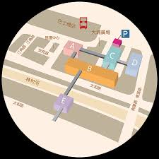 小职员阿池（黄又南 饰）于凌晨坐上了一辆由九龙旺角开网新界大埔的红色小巴士，车上有司机肥雪（林雪 饰）、义气大叔黄万发（任达华 饰）、神婆（惠英红 饰）、it男. Tai Po Mega Mall