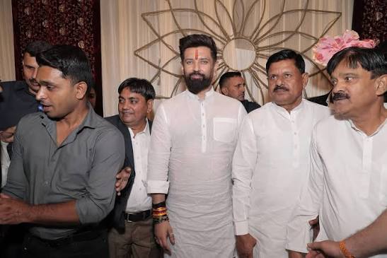 आज नई दिल्ली में राष्ट्रीय अध्यक्ष सह केंद्रीय मंत्री आदरणीय श्री Chirag  Paswan जी ने शहीद वीर हब्दुल हमीद जी की पौत्री के रिंग सेरेमनी में शामिल ...