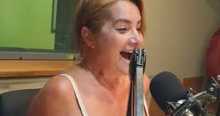 "Hace mucho calor": Nancy Pazos no soportó las altas temperaturas y condujo  su programa en ropa interior