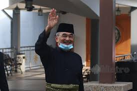 He is a member of the united malays national organisation , a major component party of barisan nasional coalition. Mohd Ali Anak Melaka Pertama Dilantik Tyt