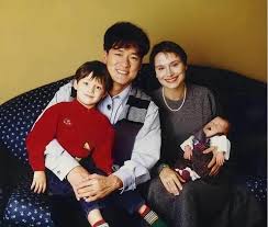 周華健和康粹蘭結婚後就走紅，但康粹蘭仍會喊他拖地，還說他隻是個小歌星，這時周華健都會暴躁大喊：什麼歌星？我是天王巨星，天王巨星。 在認識妻子康粹蘭時， 周華健隻是個愛好音樂，在各個酒吧和餐廳駐唱的窮小子。 康粹蘭是美國人，她家境優渥，從小就喜歡音樂，甚至 ...