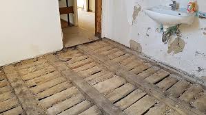 Eine holzbalkendecke zu sanieren heißt schieflagen optimieren, unebenheiten beseitigen und vor allem den trittschall deutlich. Bad Mit Holzbalkendecke