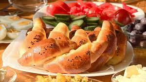 Het islamitische jaar heeft 12 maanden die gebaseerd zijn op een maancyclus. Moslims Vieren Suikerfeest Na Maand Vasten En Wij Eten Bij De Familie Bulbul Youtube
