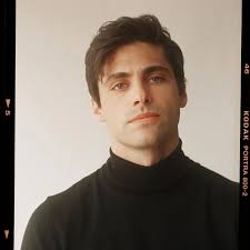 Hoy se dio a conocer quien es "El hombre vivo más sexy" de este 2023 por la  revista @people. No es Matt tristemente pero para nosotrxs es el  #SexiestManAlive de todos los