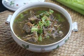 Makan sup berempah ni baik untuk menghangatkan badan. Sup Tulang Berempah Azie Kitchen