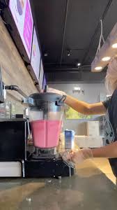 Make our pitaya base with @fruttabowls_auburn 💓