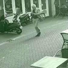Juli wird der niederländische journalist peter de vries (†64) in der amsterdamer innenstadt niedergeschossen. Niederlande Attentat Auf Journalisten Peter De Vries Video Zeigt Letzte Momente Vor Schussen Politik