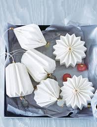 Weihnachtsbaumschmuck aus papier sieht schön aus und ist zugleich eine tolle möglichkeit für gemeinsames basteln in der adventszeit. Anelitung Fur Baumschmuck Aus Papier Diy Plissee Gefaltet Geometrische Baumanhanger Weihnachtsbaumschmuck Basteln Weihnachtsbaumschmuck Basteln Weihnachten