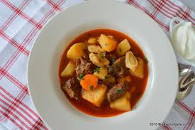 Cand a devenit translucida se adauga boiaua dulce si 200 ml trucuri si idei. Mancare De Cartofi Cu Carne De Porc Reteta De Tocanita Cu Ceapa Usturoi Si Sos De Rosii Savori Urbane