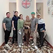 Sosok fatimah saidah mantan istri adit jayusman terungkap, profesinya tak kalah momen mesra ayu ting ting dan adit jayusman, bergandengan tangan usai syuting program brownis trans tv. Ibunda Ayu Ting Ting Foto Bareng Adit Jayusman Calon Mantu Kesayangan Kumparan Com