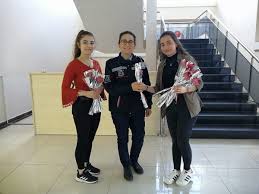 Kiraz'daki emekçi kadınlara 8 Mart Emekçi Kadınlar Günü nedeniyle karanfil  dağıtıldı.