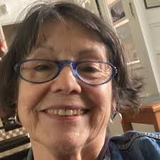 Un ejemplo a seguir 👏 Slowmadic Kayleigh es una mujer británica que reside  en Chile, específicamente en Pichilemu, donde está desarrollando un  proyecto personal para beneficiar al medio ambiente de la zona.