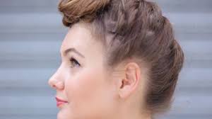 Avec des ciseaux à papier, commencez par raccourcir vos cheveux devant jusqu'à la hauteur du lobe de vos oreilles, et derrière plus long de 2 à 4 centimètres. L Atelier De Daphne Des Cours De Coiffures Personnalises A Paris L Express Styles