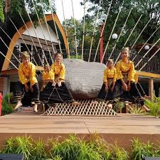 Pts 1 seni budaya sd kelas 6 jalur garis lantai yang dilewati penari disebut a. Lengkap Tari Randai Asal Sejarah Pola Gerakan Video