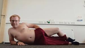 Wanking ederken yüksek yarık harem pantolonu giyiyor