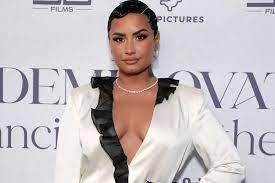 May 19, 2021 / 02:12 pm cdt chicago — singer demi lovato announced in an instagram post on wednesday that they identify as nonbinary. Demi Lovato Froyo What Other Stars Can Learn From The Singer S Blood Feud With A Yogurt Shop