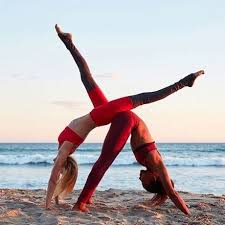 Yoga En Compania Yoga Entre Dos Tres Y Mas Yoga Para Jugar Explorar Reirse Y Descubrir Este Verano Disfruta De Yoga En Parejas Posisiones De Yoga Yoga De Dos