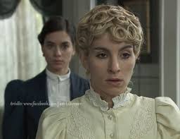 Justo namawia królową, która miała odebrać Cayetanę do teatru, upokorzyć ją  na oczach wszystkich sąsiadów za to, co jej o niej opowiadali, jak na  przykład to, że próbowała zrujnować życie mężowi lub