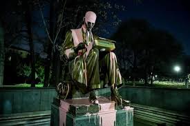 They said the statue must be removed from the milan. Montanelli Desta E La Vernice Rosa