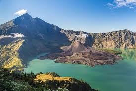 With an impressive 360 view of lombok island, flores and komodo island to the east, mt agung on bali and the gili islands to the west. Mt Rinjani Gunung Rinjani Lombok Tickets Tours Book Now