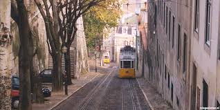 Die klassische trolleystange und einholmstromabnehmer. Alfama Wijk Lissabon Bezienswaardigheden Tram 28 Castelo Sao Jorge