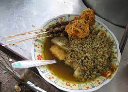 Salah satunya adalah lontong kupang, yang juga merupakan salah satu makanan khas surabaya kami sajikan resep ini sebagai pengobat rindu lonton kupang, jadi tidak perlu harus ke surabaya. Resep Kupang Lontong Khas Sidoarjo Yang Mantap