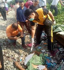 Maybe you would like to learn more about one of these? Tukang Parkir Pajak Mini Terlindas Kereta Api Menjadi 2 Bagian Kliksumut Com