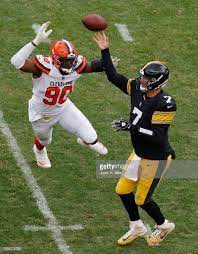 Ben Roethlisberger Of The Pittsburgh Steelers Attempts A Pass Under Cleveland Browns Football Pittsburgh Steelers Steelers
