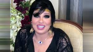 رفض والداها دخولَ عالمِ الفن والرقص فهربت مع خالها واحترفتهما بعد ذلك، تزوجت من رجل أعمال وأنجبا ابنتهما الكبري عزة التي دخلت التمثيل وبعد انفصالها منه تزوجت عدة مرات، وزوجها الحالي هو. Ø¨Ø§Ù„Ø­Ø¬Ø§Ø¨ ÙÙŠÙÙŠ Ø¹Ø¨Ø¯Ù‡ ØªØµØ¯Ù… Ø¬Ù…Ù‡ÙˆØ±Ù‡Ø§ ÙÙŠ Ø£Ø­Ø¯Ø« Ø¸Ù‡ÙˆØ± Ù„Ù‡Ø§ ÙˆÙ…ØªØ§Ø¨Ø¹ ÙÙŠÙ† Ø­ÙˆØ§Ø¬Ø¨Ùƒ Ø§Ù„ÙˆÙØ¯