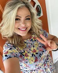 Allison Radcliffe's Instagram, Twitter & Facebook