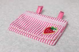 小学校1年生の娘と一緒に ティッシュケース付き移動ポケットを作りました 布とワッペンは100均 レースとクリップは 家にあったものを使用 開くとこんな感じ 普通サイズのティッシュと薄めのハンカチがちょうど入ります ティッシュケース 手作り 手作り