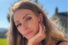 'Courageous, beautiful' Dronfield mum loses battle with cancer