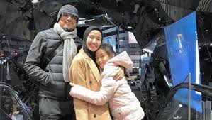 Akhirnya isu keretakan rumah tangga laudya cynthia bella dengan engku emran terjawab. Kisah Perjalanan Cinta Laudya Cynthia Bella Dan Engku Emran