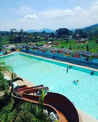 Selain kolam renang kamu bisa menikmati pemandangan alam dari taman bunga yang ada di lokasi. 9 Rekomendasi Kolam Renang Di Bandung
