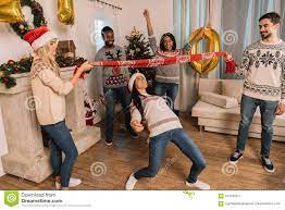 Hay muchos juegos al aire libre con pelota para que los niños pasen un rato muy divertido mientras hacen ejercicio físico y uno de los más conocidos es el del balón prisionero o brilé. Amigos Multietnicos Que Juegan Al Juego Del Limbo Imagen De Archivo Imagen De Invierno Junto 101543311